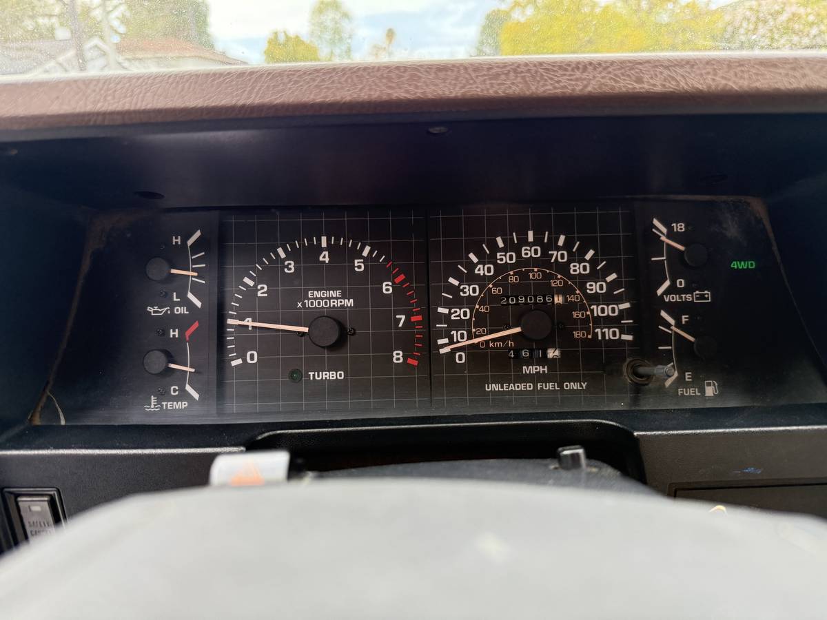 Toyota-Pickup-4x4-1986-white-14