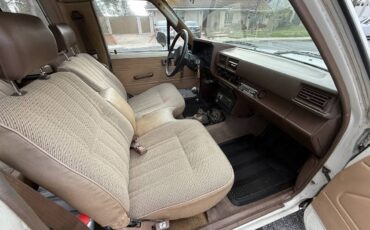 Toyota-Pickup-4x4-1986-white-15