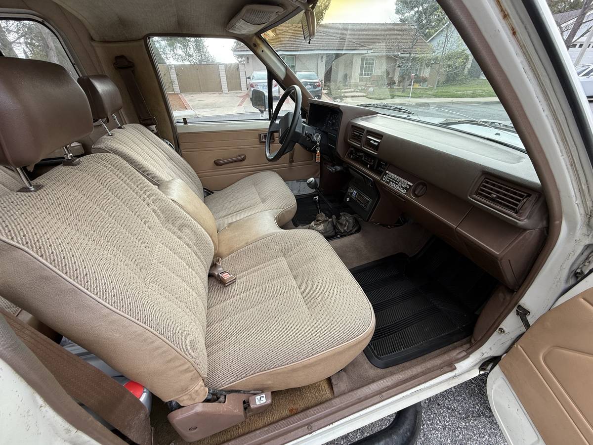 Toyota-Pickup-4x4-1986-white-15