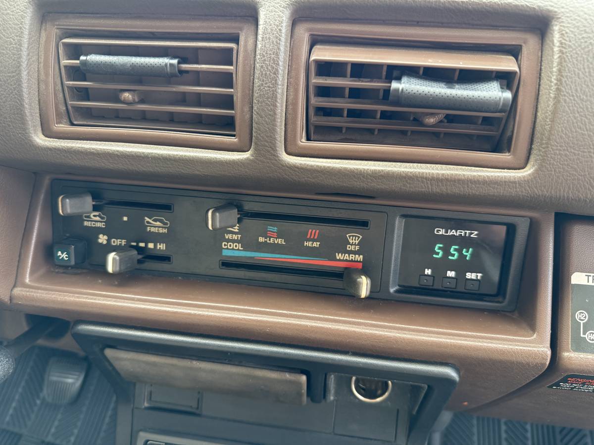 Toyota-Pickup-4x4-1986-white-17