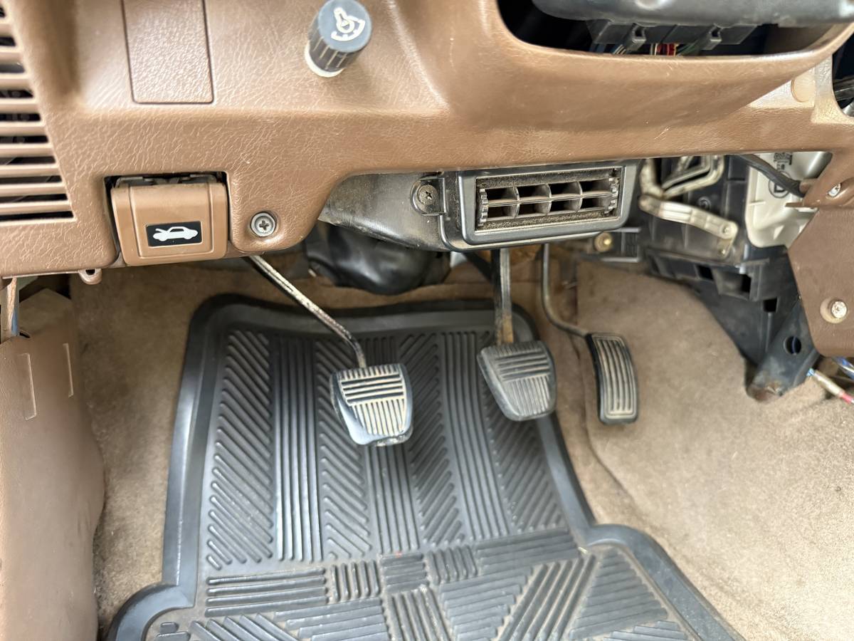 Toyota-Pickup-4x4-1986-white-18