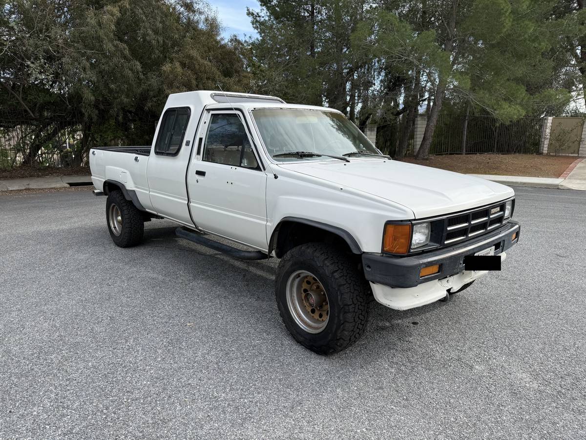 Toyota-Pickup-4x4-1986-white-2