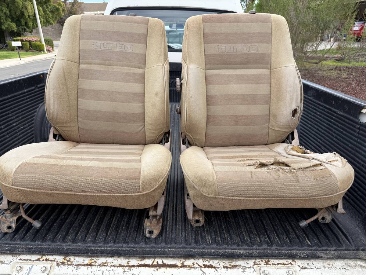 Toyota-Pickup-4x4-1986-white-20