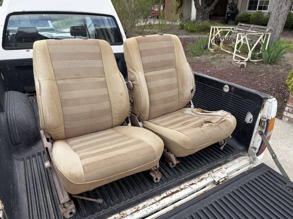 Toyota-Pickup-4x4-1986-white-21