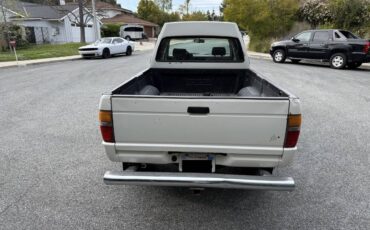 Toyota-Pickup-4x4-1986-white-3