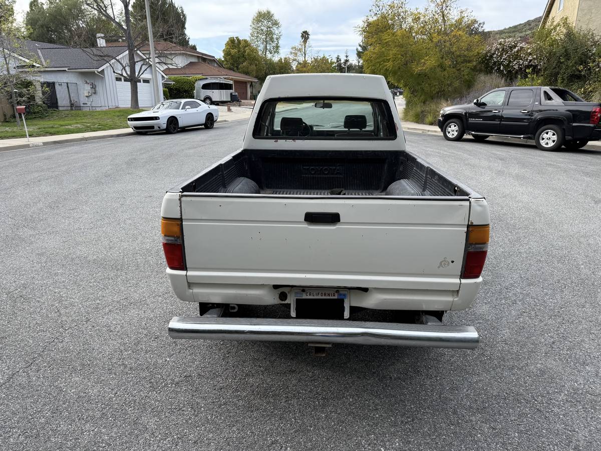Toyota-Pickup-4x4-1986-white-3