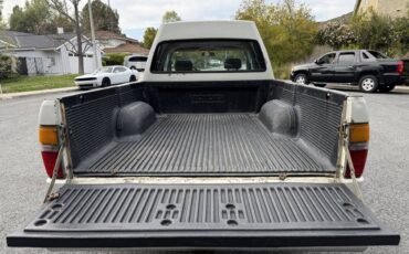 Toyota-Pickup-4x4-1986-white-4