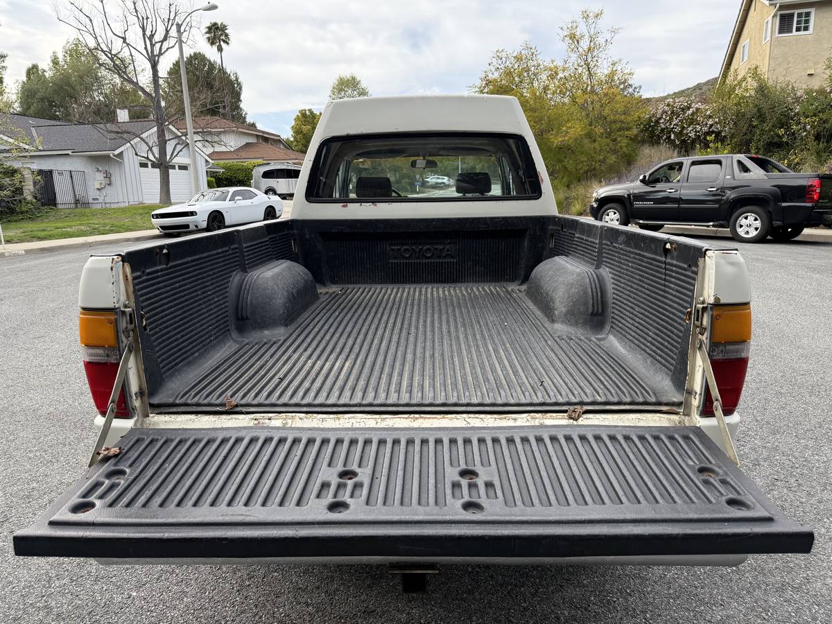Toyota-Pickup-4x4-1986-white-4