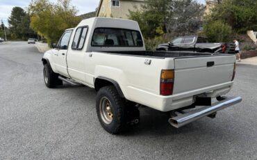 Toyota-Pickup-4x4-1986-white-5