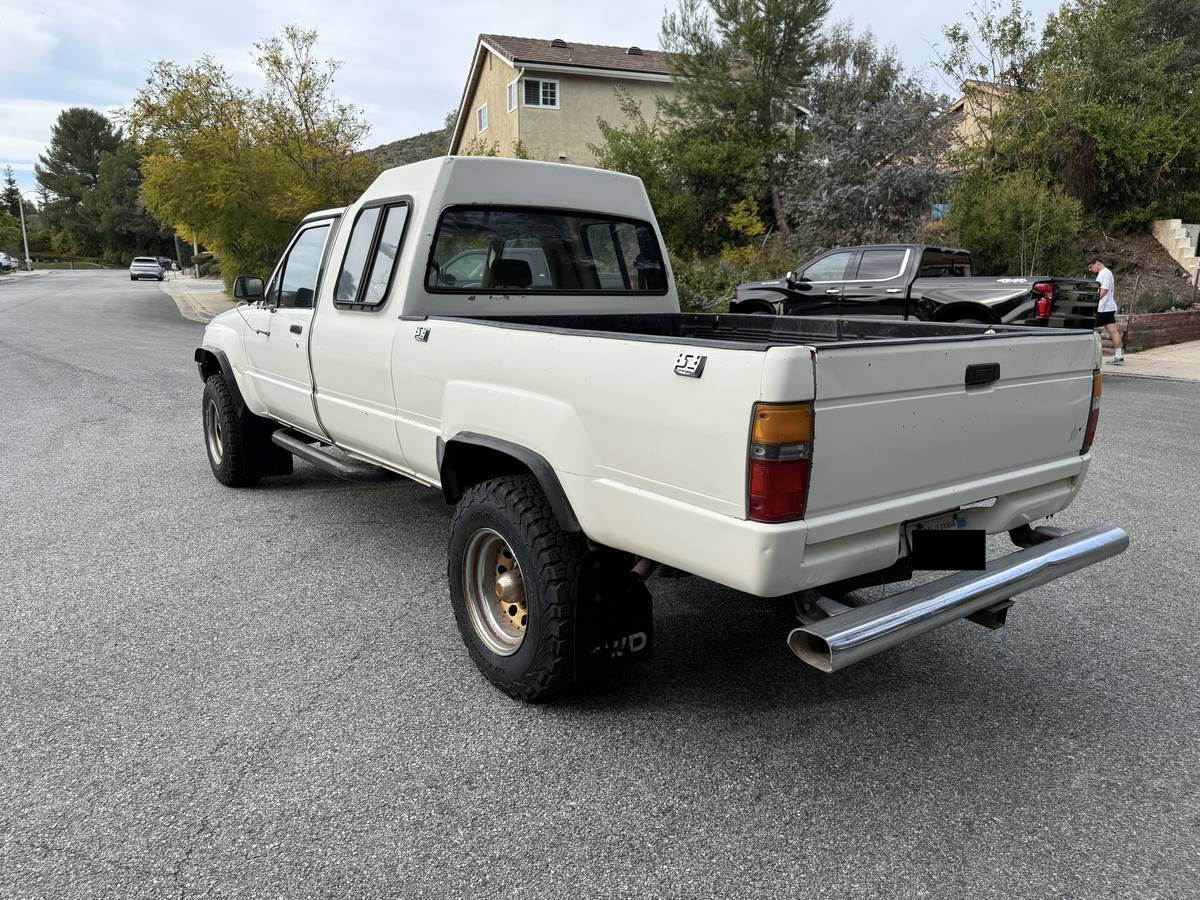 Toyota-Pickup-4x4-1986-white-5