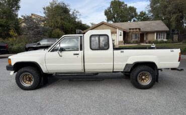 Toyota-Pickup-4x4-1986-white-6
