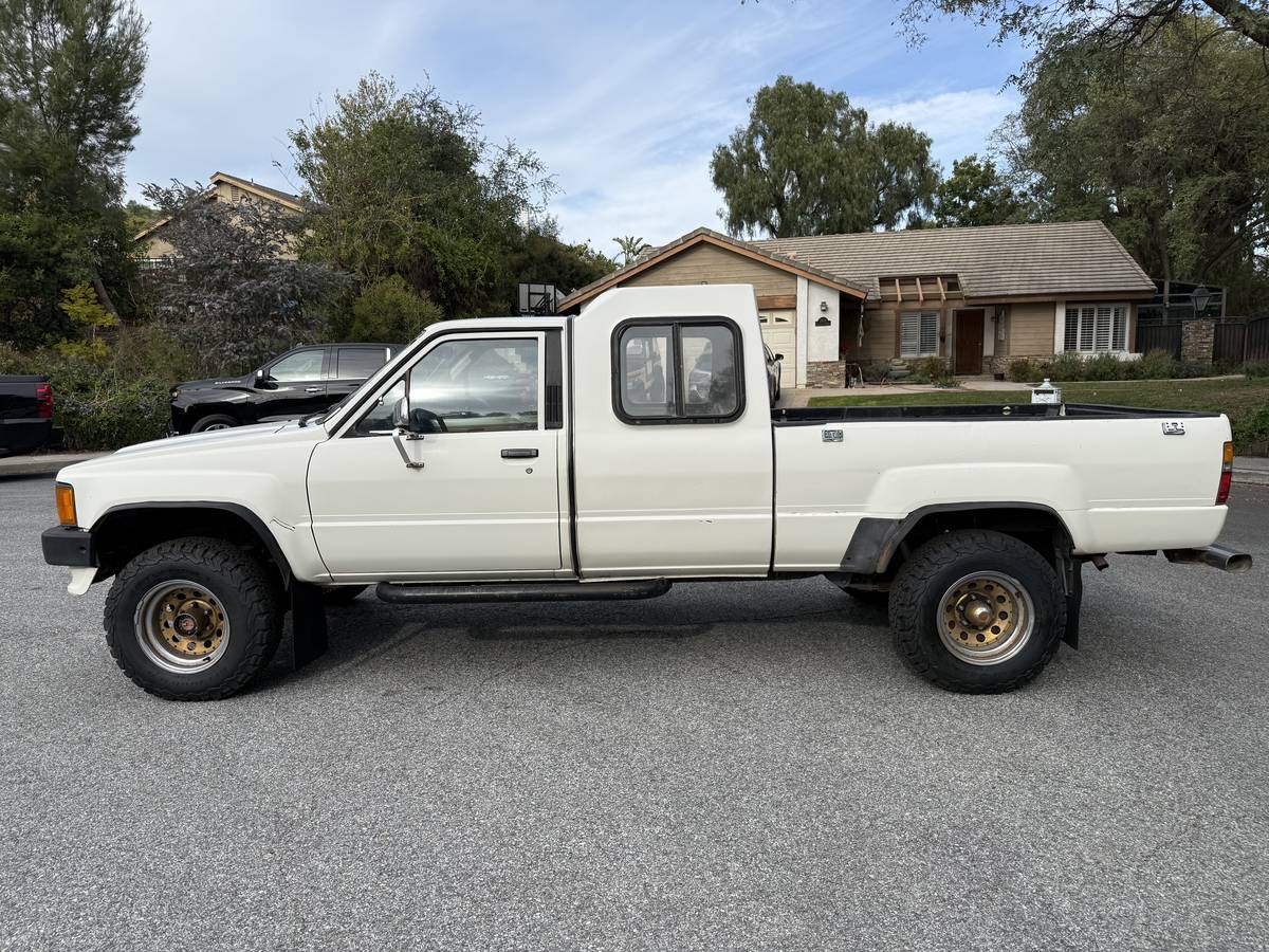 Toyota-Pickup-4x4-1986-white-6