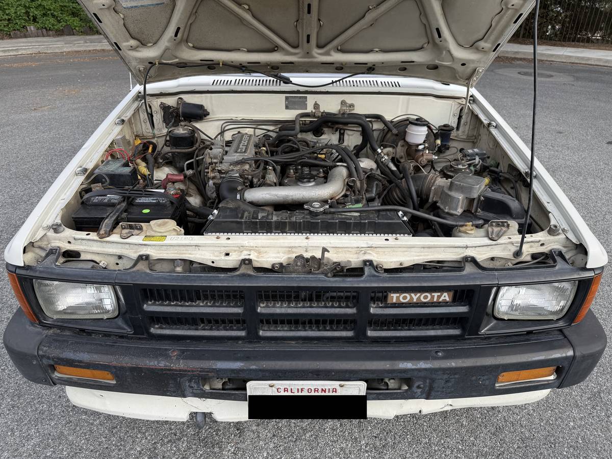 Toyota-Pickup-4x4-1986-white-7