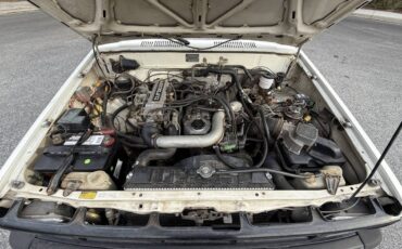 Toyota-Pickup-4x4-1986-white-8