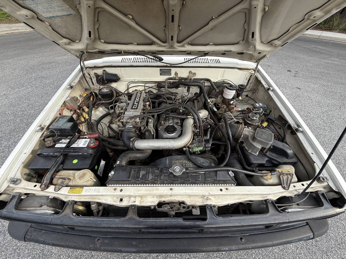 Toyota-Pickup-4x4-1986-white-8