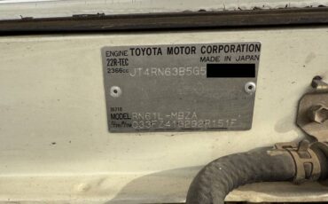 Toyota-Pickup-4x4-1986-white-9