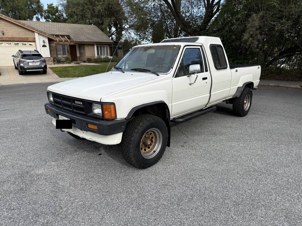 Toyota-Pickup-4x4-1986-white