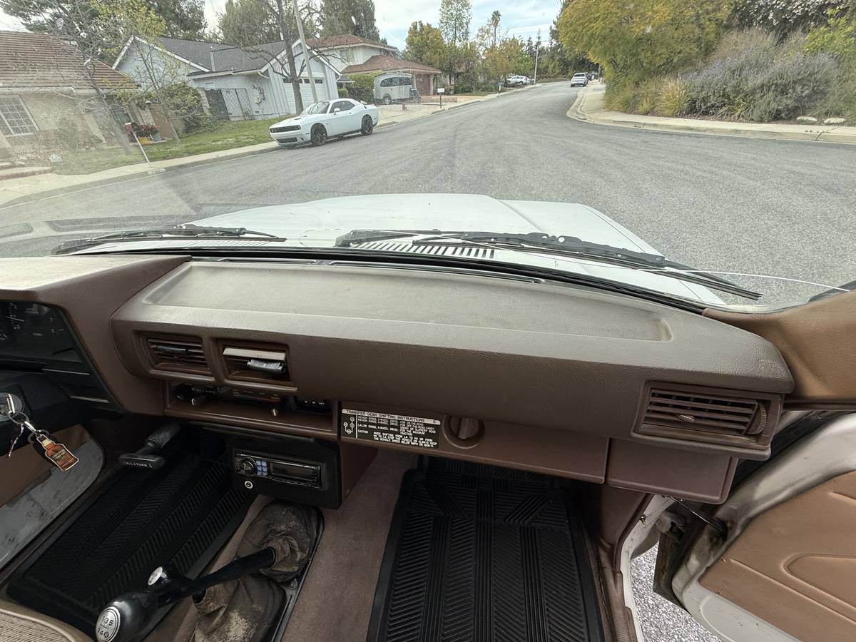 Toyota-Pickup-4x4-5speed-manual-transmissio-1986-white-12