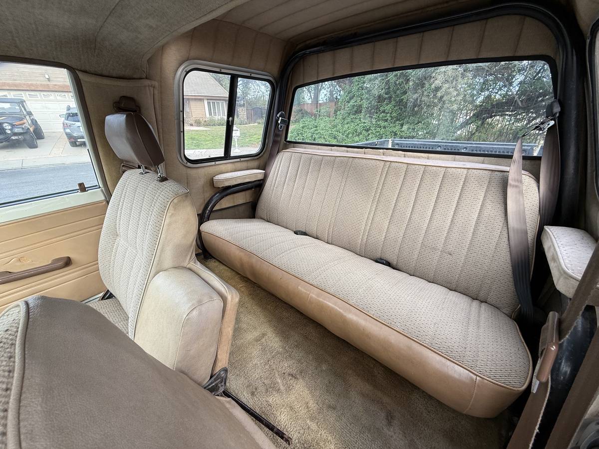 Toyota-Pickup-4x4-5speed-manual-transmissio-1986-white-15