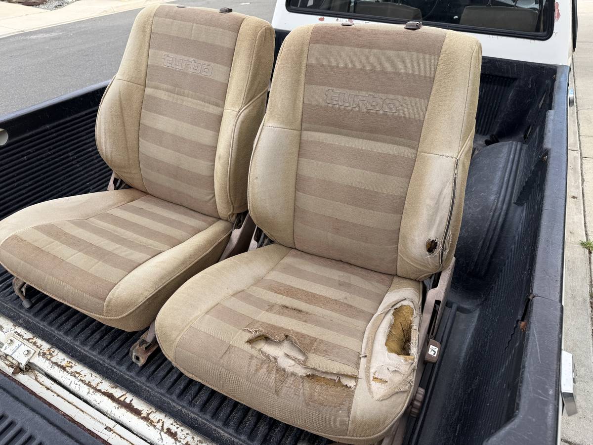 Toyota-Pickup-4x4-5speed-manual-transmissio-1986-white-17