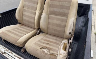 Toyota-Pickup-4x4-5speed-manual-transmissio-1986-white-17