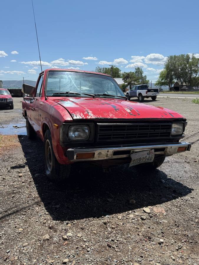 Toyota-Pickup-diesel-1982-red-1