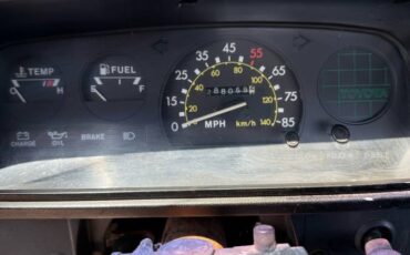 Toyota-Pickup-diesel-1982-red-10