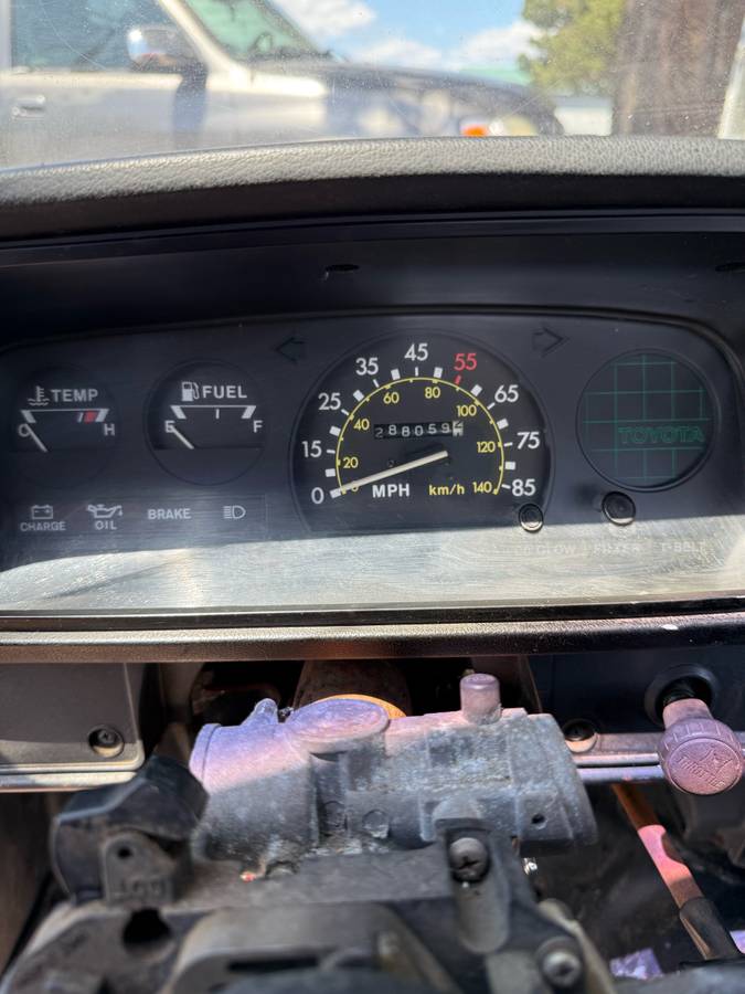 Toyota-Pickup-diesel-1982-red-10