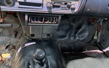 Toyota-Pickup-diesel-1982-red-11
