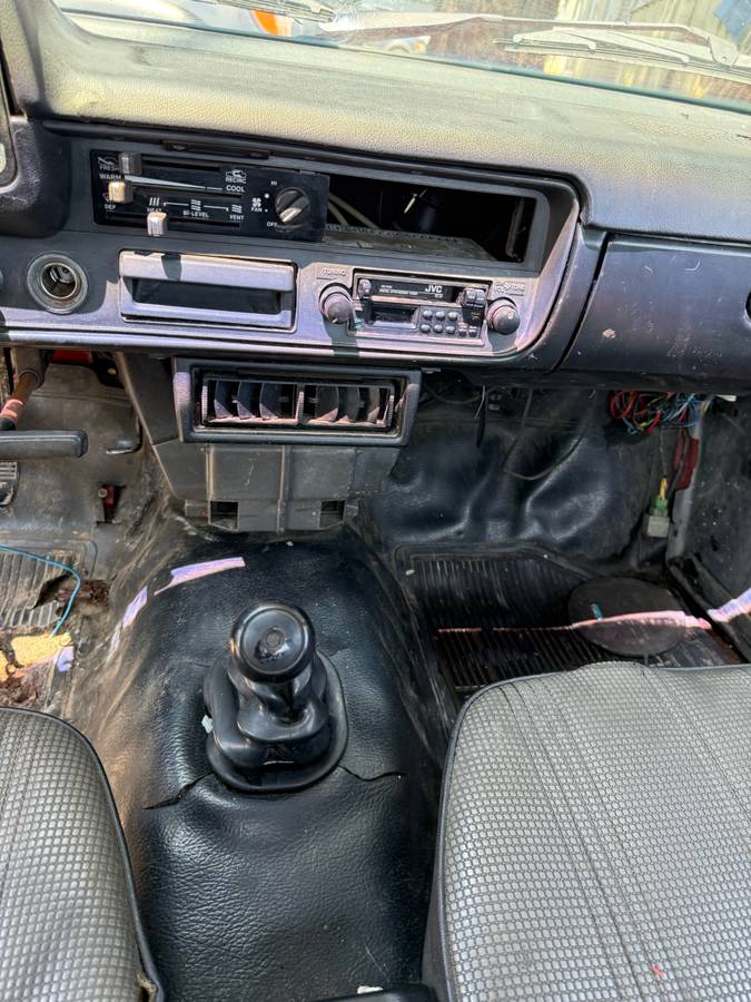Toyota-Pickup-diesel-1982-red-11
