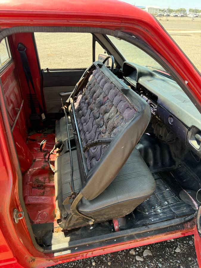 Toyota-Pickup-diesel-1982-red-12