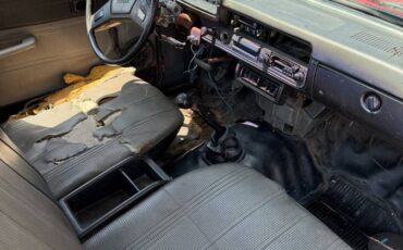 Toyota-Pickup-diesel-1982-red-13
