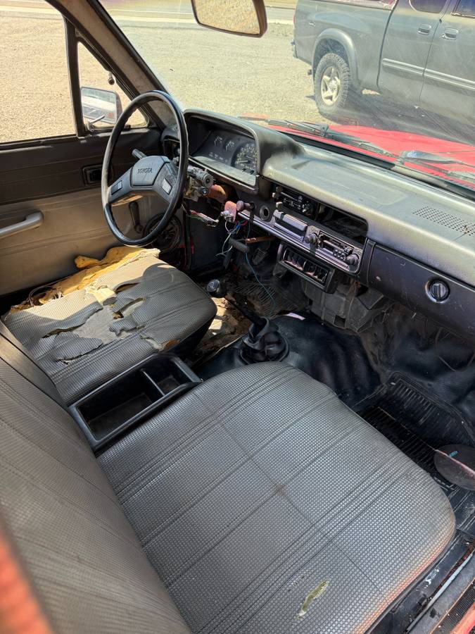 Toyota-Pickup-diesel-1982-red-13