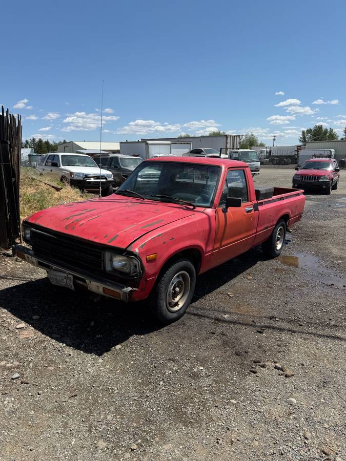 Toyota-Pickup-diesel-1982-red-2
