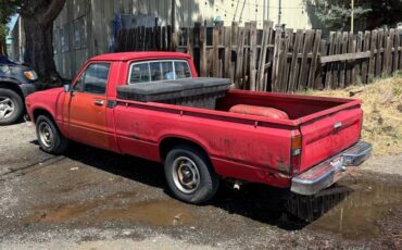 Toyota-Pickup-diesel-1982-red-3