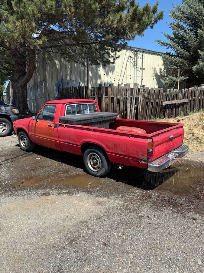 Toyota-Pickup-diesel-1982-red-3