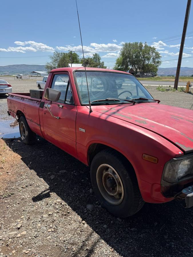 Toyota-Pickup-diesel-1982-red-4