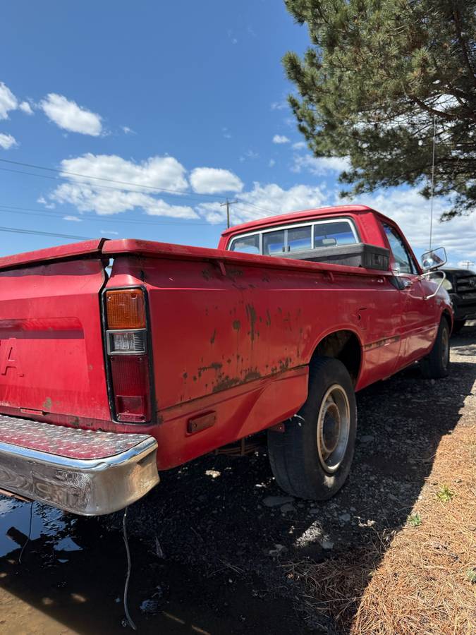 Toyota-Pickup-diesel-1982-red-5