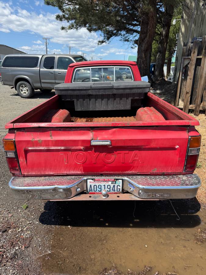 Toyota-Pickup-diesel-1982-red-6