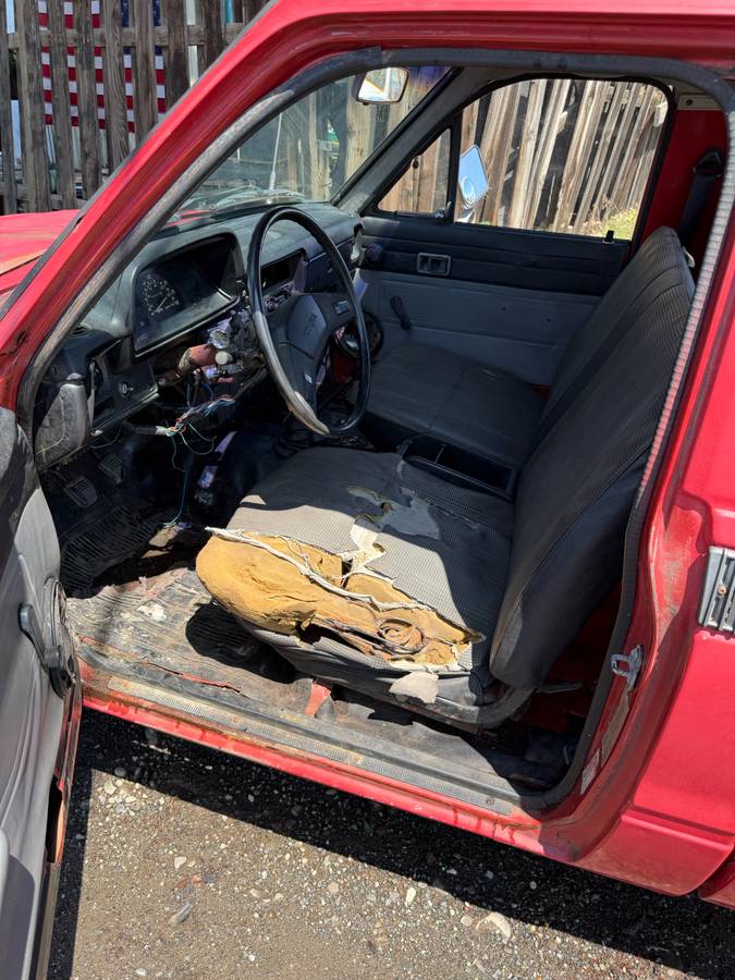 Toyota-Pickup-diesel-1982-red-9