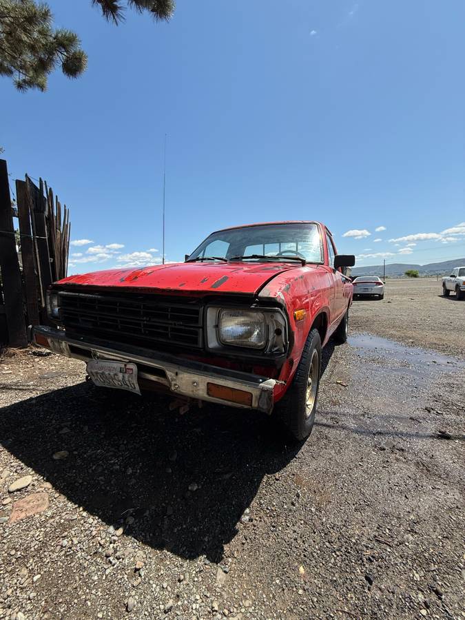 Toyota-Pickup-diesel-1982-red