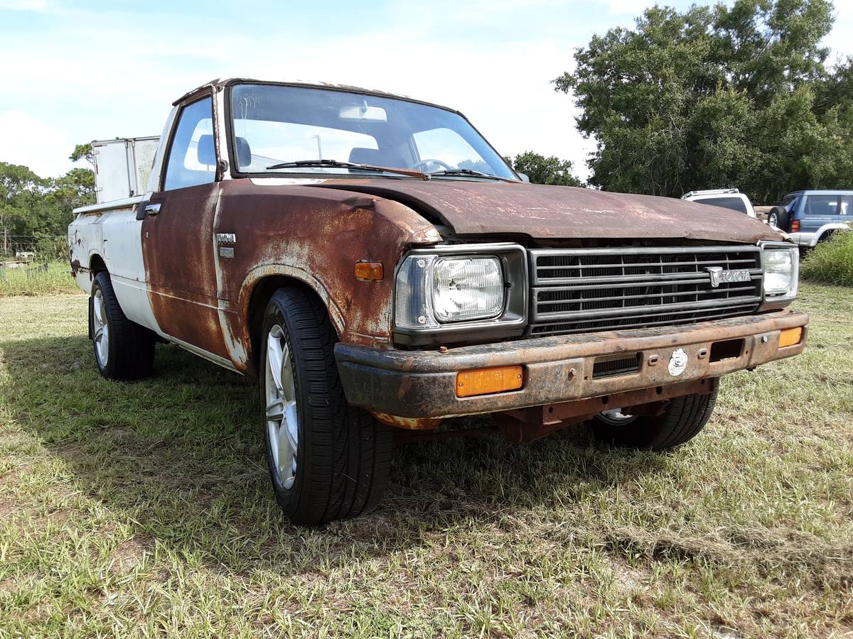 Toyota-Pickup-truck-diesel-1982-1