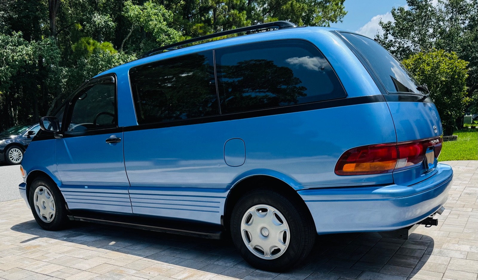 Toyota-Previa-1995-Minivan-1