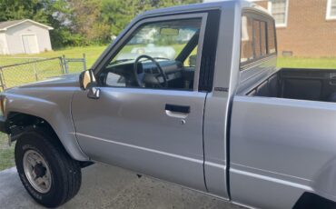 Toyota-Truck-1988-Silver-Silver-2