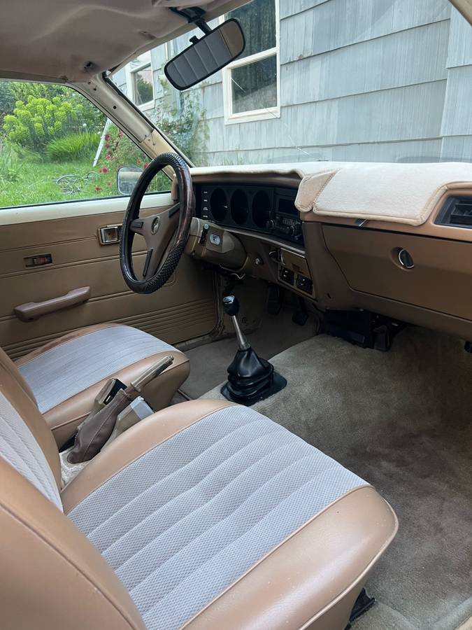 Toyota-corona-1977-white-10