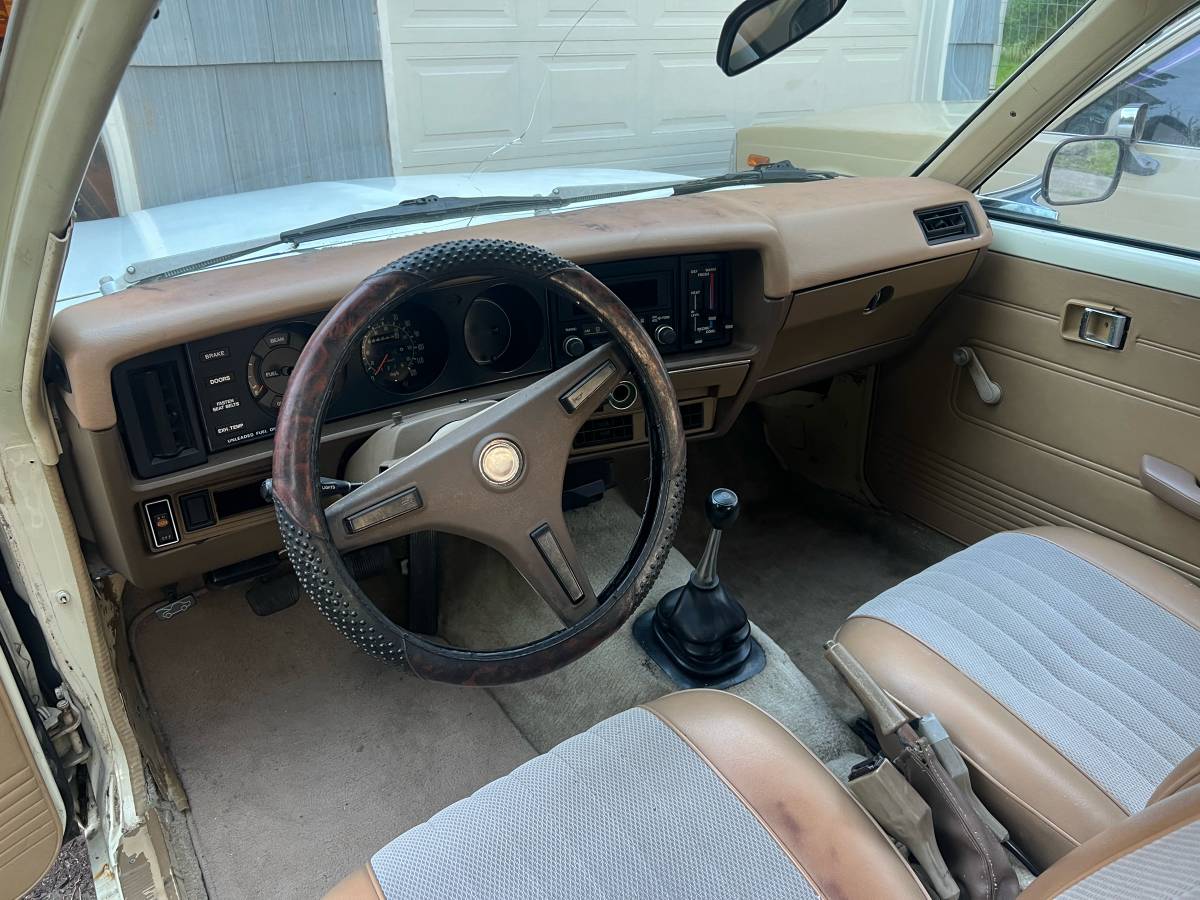 Toyota-corona-1977-white-8