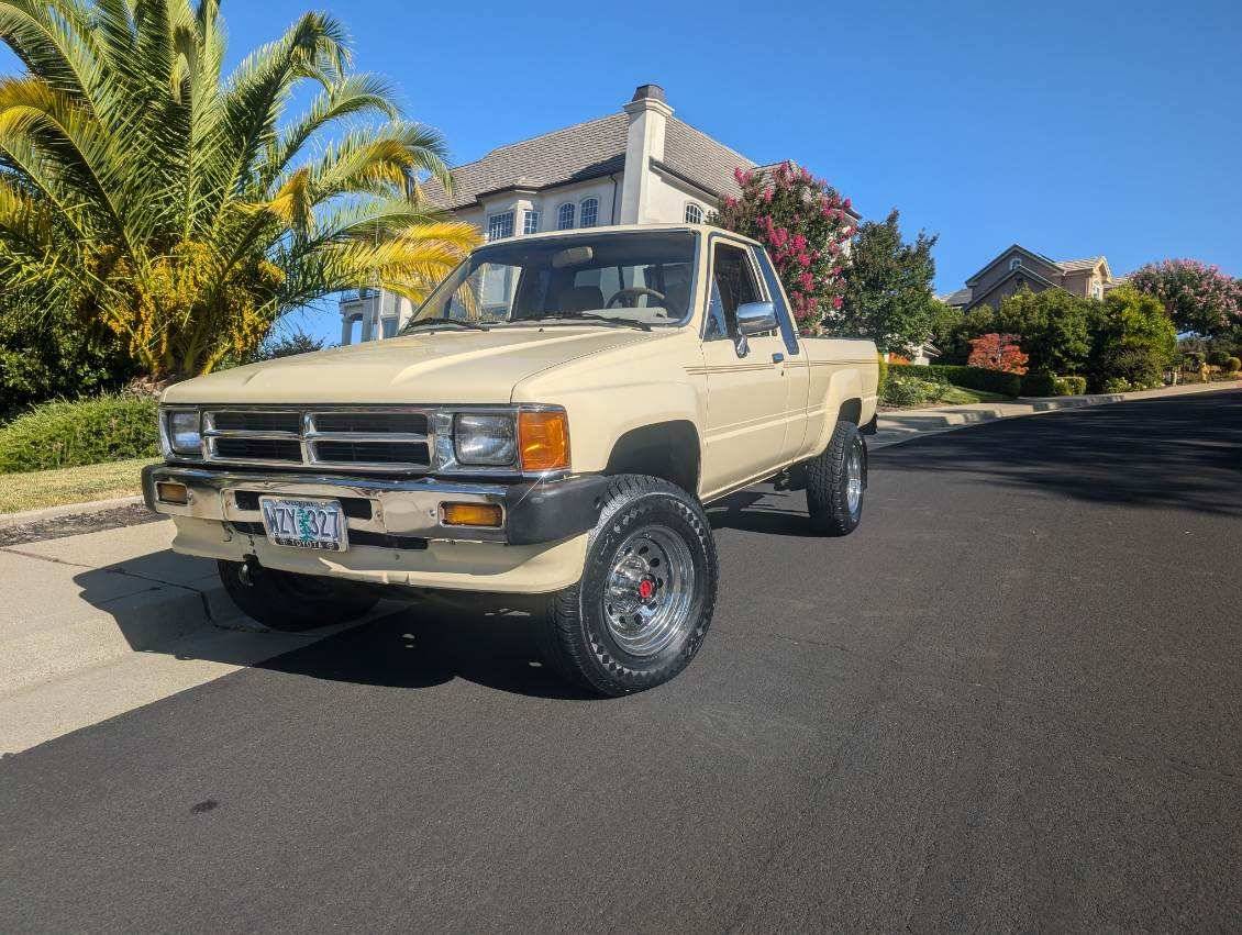 Toyota-custom-deluxe-4x4-1988-yellow-1