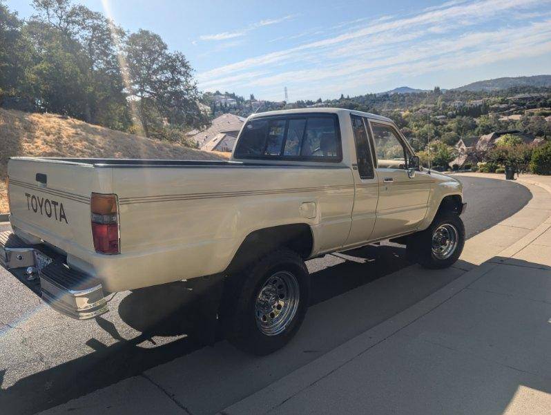 Toyota-custom-deluxe-4x4-1988-yellow-2