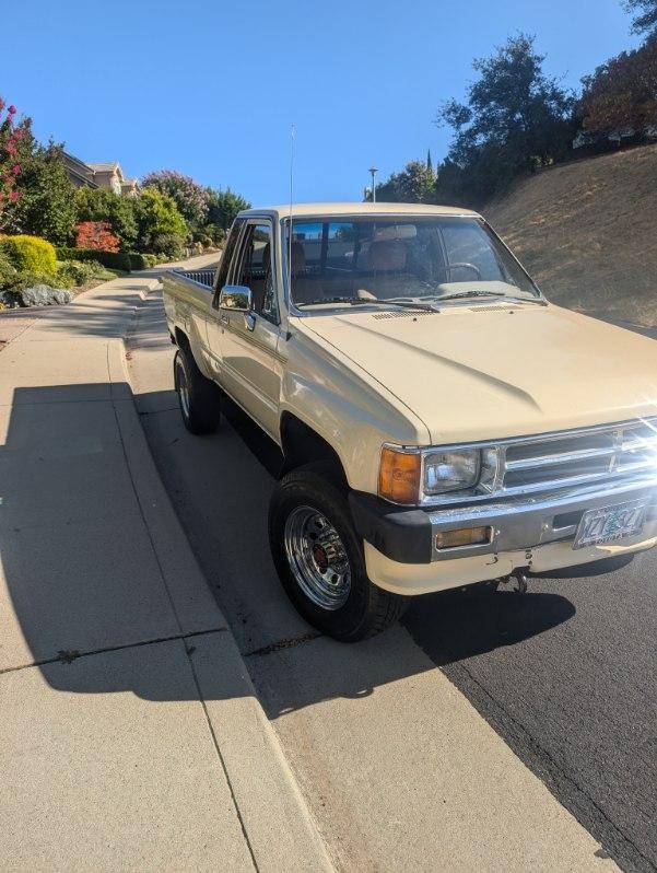 Toyota-custom-deluxe-4x4-1988-yellow-3