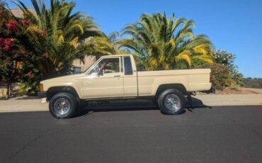Toyota-custom-deluxe-4x4-1988-yellow
